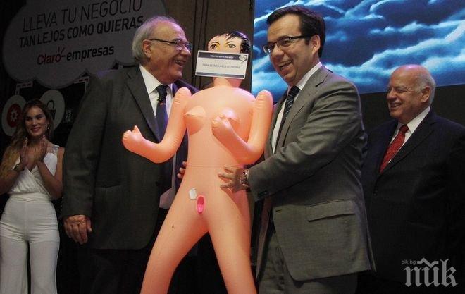 Назрява страшен скандал! Подариха надуваема кукла на чилийски министър