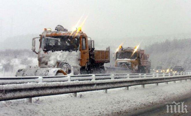 Снегорините потеглиха! Над 300 машини обработват заснежените пътища в страната