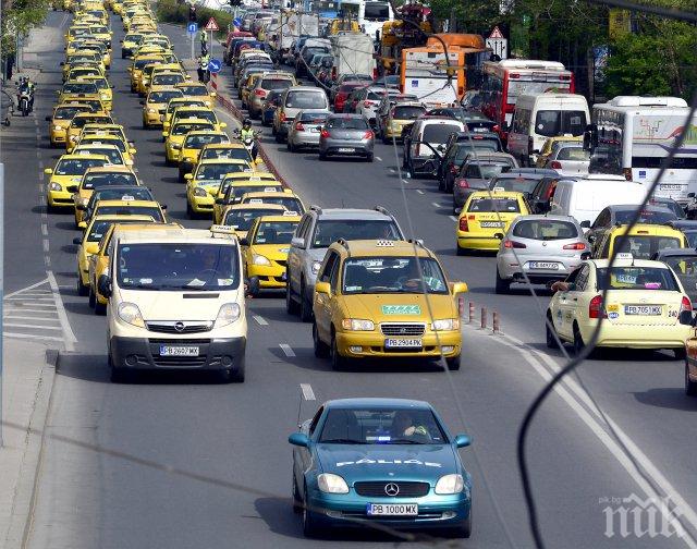Назрява бунт в Пловдив! 500 таксита на кафе пред хотела на кмета