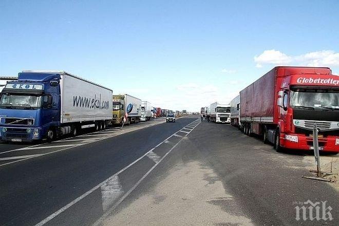 Жестока тапа на Капитан Андреево Шофьори чакат по 15 часа, за да минат границата