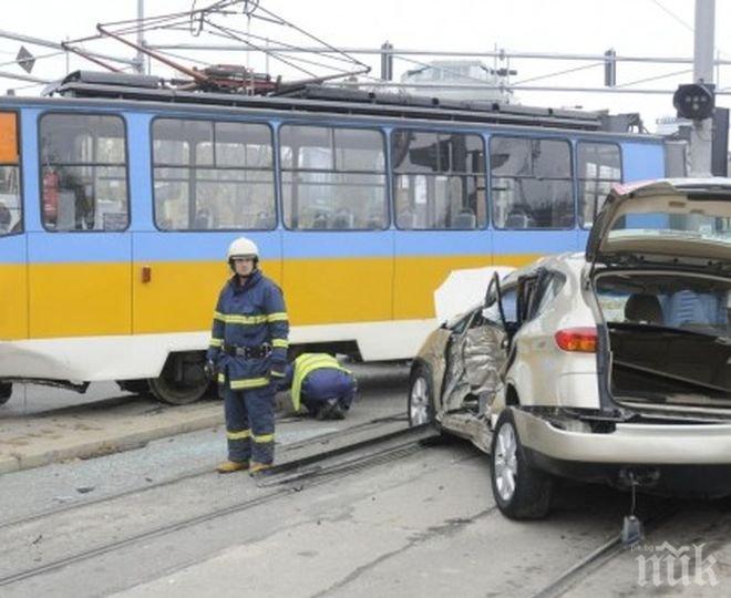 ИЗВЪНРЕДНО И ПЪРВО В ПИК! Кола и трамвай се удариха в София, пожарни и полиция хвърчат към мястото (ОБНОВЕНА/ВИДЕО)