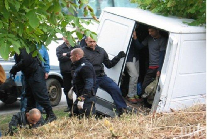 Екшън в Бургас! Полицаи спряха за проверка бус, от него изскочиха 21 нелегални мигранти