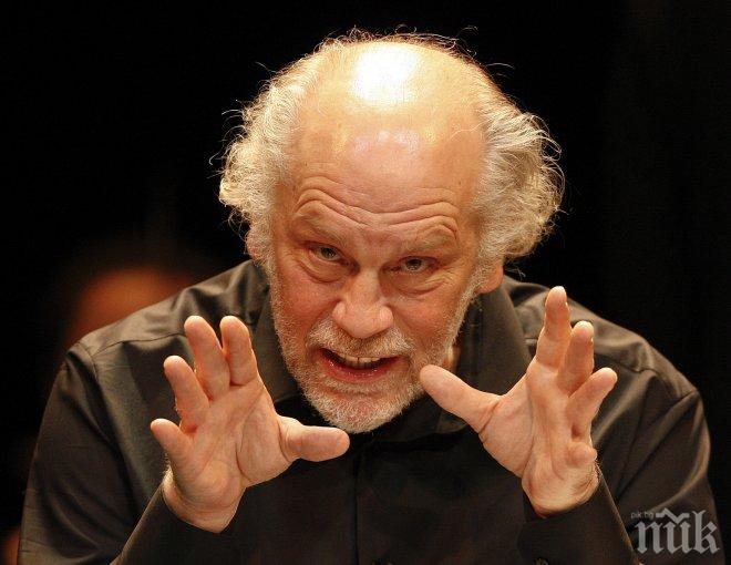 Малкович дава автографи върху чинии в София