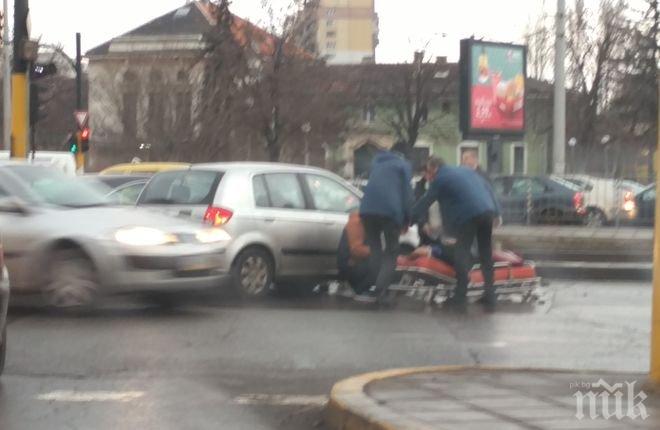 ПЪРВО В ПИК TV! Пълна лудница в София! Трето меле в рамките на минути - изкарват жена на носилка (СНИМКИ/ВИДЕО)
