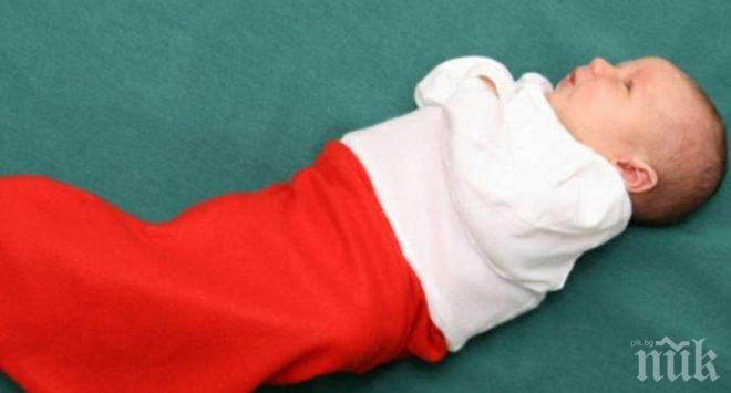 Хит в Петрич! Изписват новородените в коледно чорапче вместо в пеленки