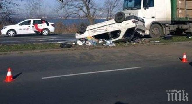 ТИР помля Пежо край стадион Черноморец! Тежко ранена е млада жена 