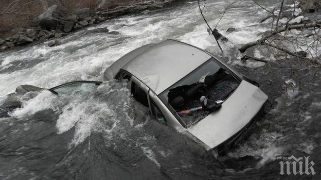 ИЗВЪНРЕДНО В ПИК TV! Кола цопна в ледените води на река Русенски Лом, шофьорът оцеля