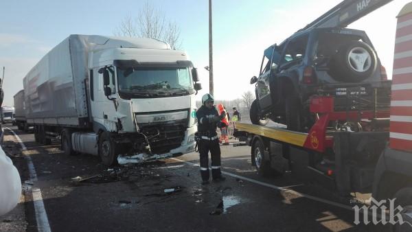 ЖЕСТОКА ТРАГЕДИЯ! Лекарите във Видин плачат! Медсестрата Вяра Методиева се размаза с джипа си в ТИР пред очите на своя съпруг (СНИМКИ)