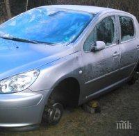 Апаши оставиха кола на трупчета! Свиха и четирите зимни гуми