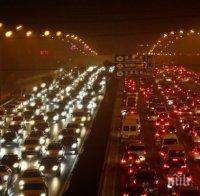 ДИМНА ПЕЛЕНА! 1200 предприятия в Пекин може да спрат работа заради силния смог
