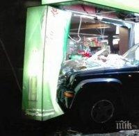 НА КОСЪМ ОТ ТРАГЕДИЯ! Джип се вряза в магазин на Сточна гара, по чудо няма жертви (СНИМКИ)