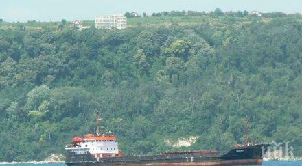 продават един кораб годишно заради дългове