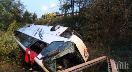 смърт пътя души загинаха сблъсък автобус камион