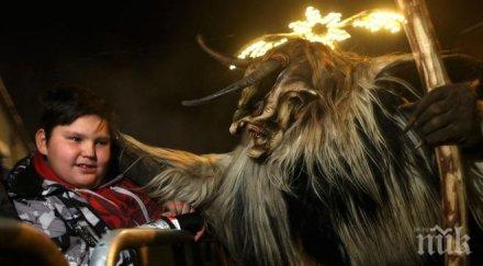 потресаваща легенда бавария дядо коледа авер демонът крампус обикаля бие яде немирните деца