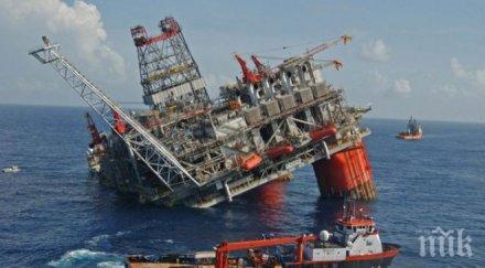 трагедия ураганен вятър отнесе нефтена платформа издирват изчезналите кораба хеликоптера