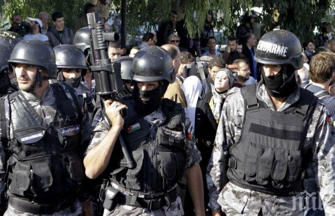 РАЗВРЪЗКА! Полицията в Йордания щурмува пленения замък, туристите са освободени