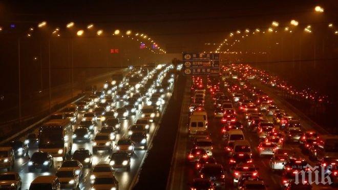 ДИМНА ПЕЛЕНА! 1200 предприятия в Пекин може да спрат работа заради силния смог