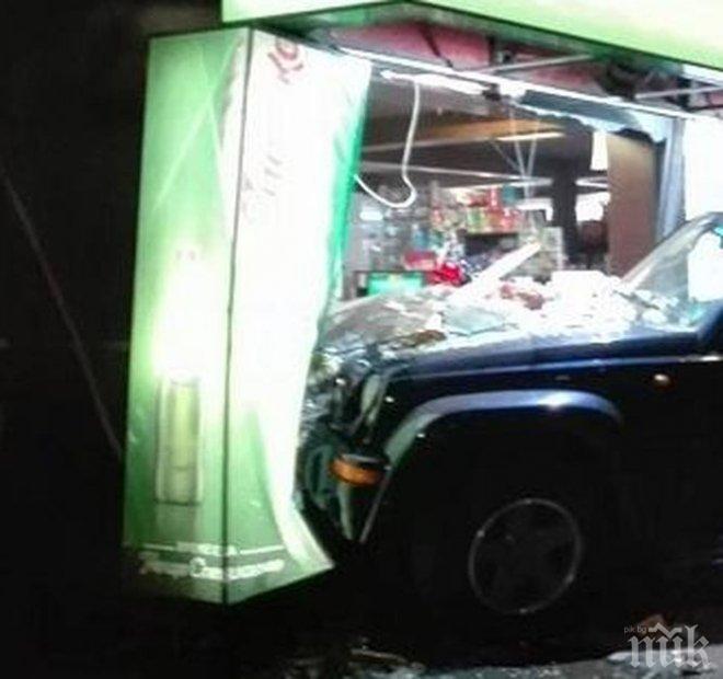 НА КОСЪМ ОТ ТРАГЕДИЯ! Джип се вряза в магазин на Сточна гара, по чудо няма жертви (СНИМКИ)