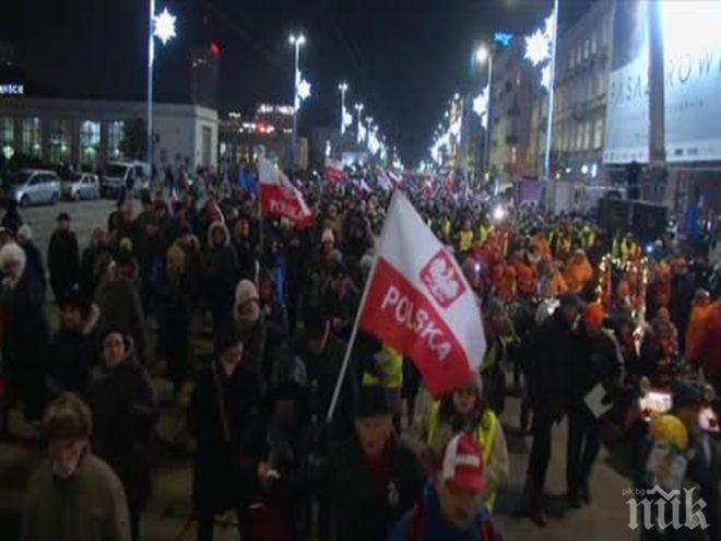 Кризата ескалира: Протестиращи блокираха парламента на Полша