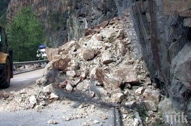 Човек загина при срутване на скали в Русия