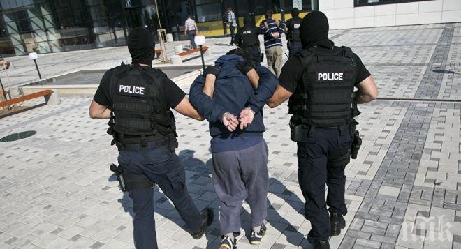 БОРБА С ТЕРОРА! Албания е пресякла няколко планирани атаки, най-мощната трябвало да стане на футболен мач