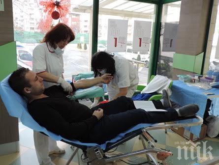 Десетки се включиха в акцията на „Софиямед“, „Сдружение Азбукари“ и НЦТХ по доброволно кръводаряване преди Коледа