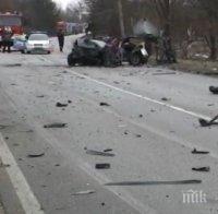 АДЪТ КРАЙ МИКРЕ! Три трупа и куп ламарини - това остана след зверския сблъсък между автобус и кола (СНИМКИ) 