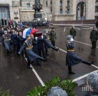 Русия се прощава със загиналия посланик Андрей Карлов, Путин поднесе тъмночервени рози (снимки)