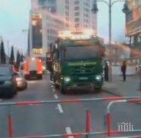 ОТ ПОСЛЕДНИТЕ МИНУТИ! Изтеглят камиона убиец от Берлин, полицията забрани на медиите да го снимат