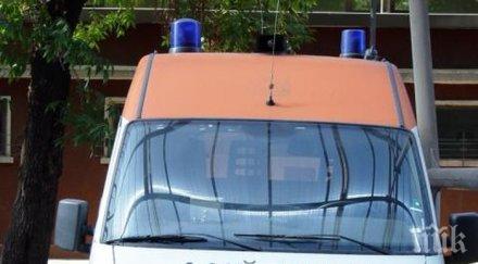 нов кървав пътя две коли камион удариха разложко жена остана заклещена ламарините