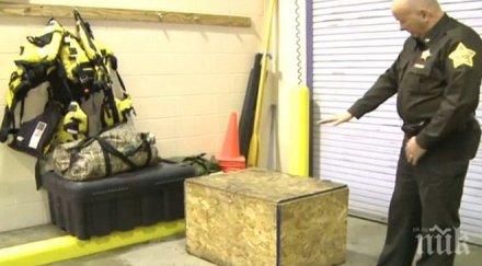 зловеща находка полицаи откриха тригодишно момиченце заключено кутия