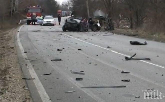 АДЪТ КРАЙ МИКРЕ! Три трупа и куп ламарини - това остана след зверския сблъсък между автобус и кола (СНИМКИ) 