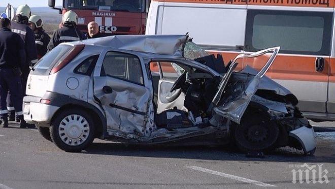 Зверско меле на Е-79! Четирима ранени при челен сблъсък на два автомобила