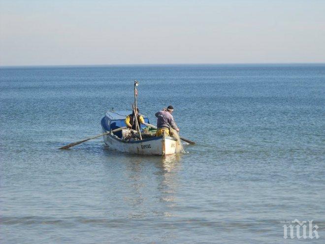 Спряха издирването на изчезналите рибари в Черно море с хеликоптер заради лошо време