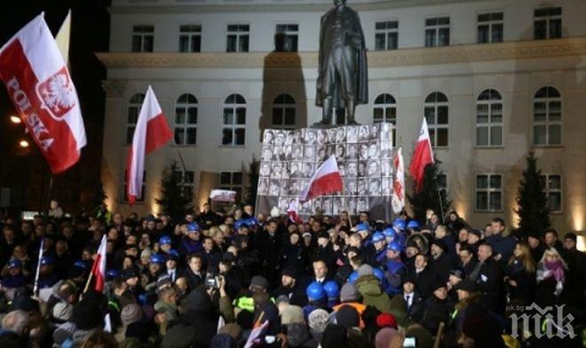 Полската опозиция продължава блокадата на парламентарната зала