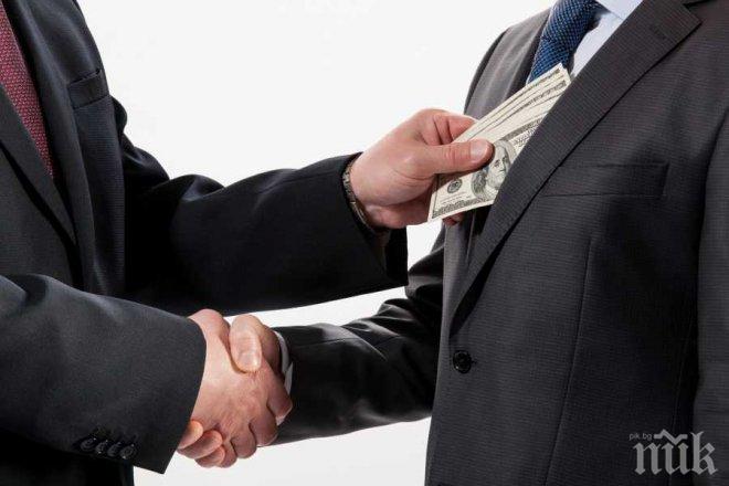 СКАНДАЛ В САЩ! Ръководител на голям пенсионен фонд и двама брокери обвинени в корупция