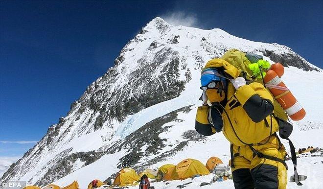Китай гради разделителна линия с Непал на Еверест заради COVID-19