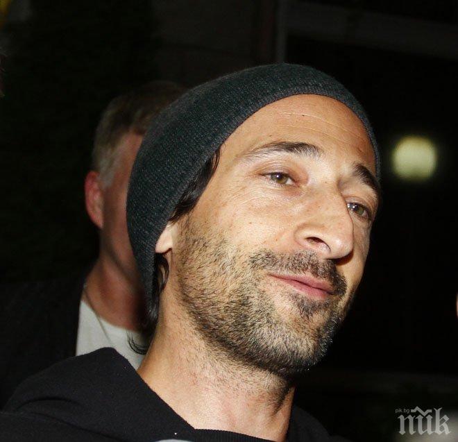 ИЗЛАГАЦИЯ! Измамиха Ейдриан Броуди на родно летище 