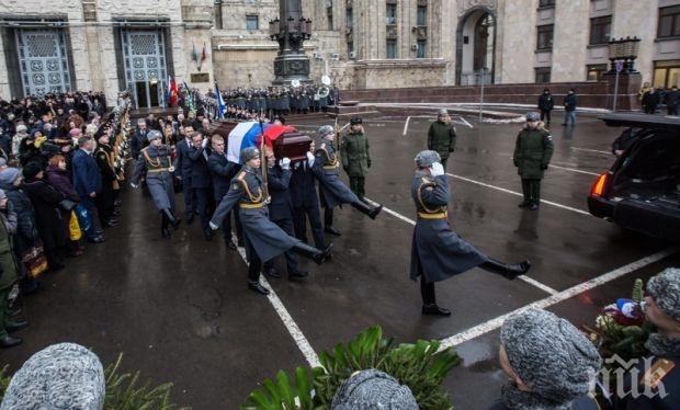 Русия се прощава със загиналия посланик Андрей Карлов, Путин поднесе тъмночервени рози (снимки)