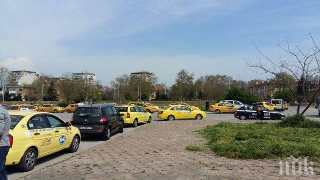 Блокада! Протест на таксита парализира Пловдив 