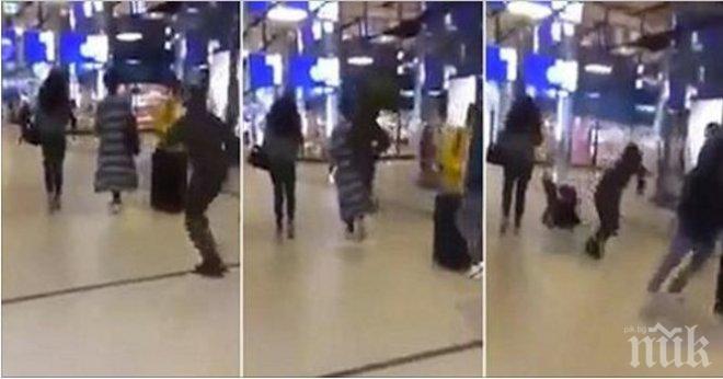 УЖАС! Ритни в гърба се превръща в мода! Вижте как в Холандия мъж посегна на жена и я събаря върху земята