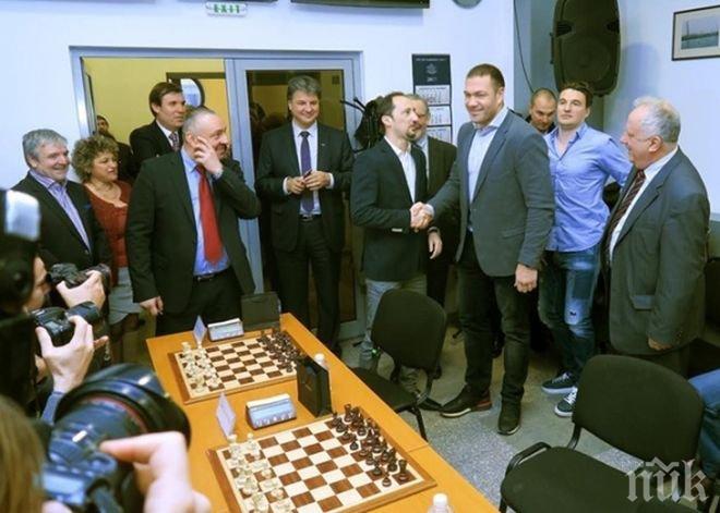 ШОУ! Кобрата и Веско Топалов играха шах със следователи