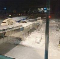 ЗИМЕН КАПАН! Невиждан от половин век снеговалеж блокира летища и затвори пътища в Япония