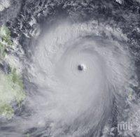 Мощният тайфун удари Филипините, островът е откъснат от света
