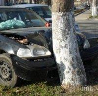 Хонда се заби в дърво до супермаркет в Козлодуй