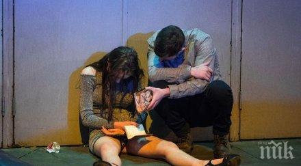 луд луд петък великобритания посрещат коледа мъртвопияни младежи млатят улиците момичета припадат тротоарите скандални снимки