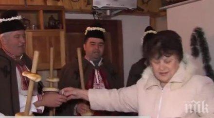 рано рано коледари налазиха стопаните село зверино черпят ракия препек градуса