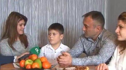 малък герой годишният дамян намери дебел портфейл върна малчуганът иска честен полицай татко