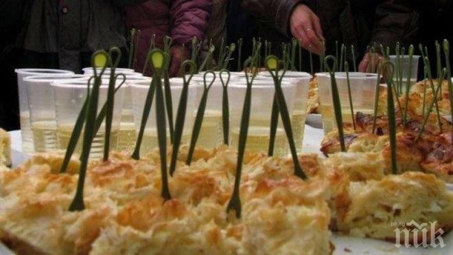 БРАВО! Сръчна кметица разточи 10 метра баница и я раздаде на цялото село