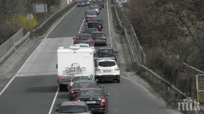 ИЗНАСЯНЕТО ПРОДЪЛЖАВА! До 14 ч. през Владая ще има две ленти за излизащите от София